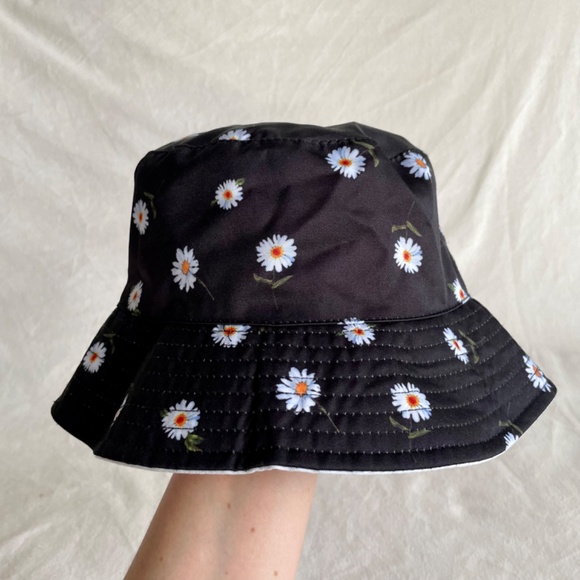 Alice + Olivia Reversible Daisy Print Bucket Hat - Picture 7 of 14